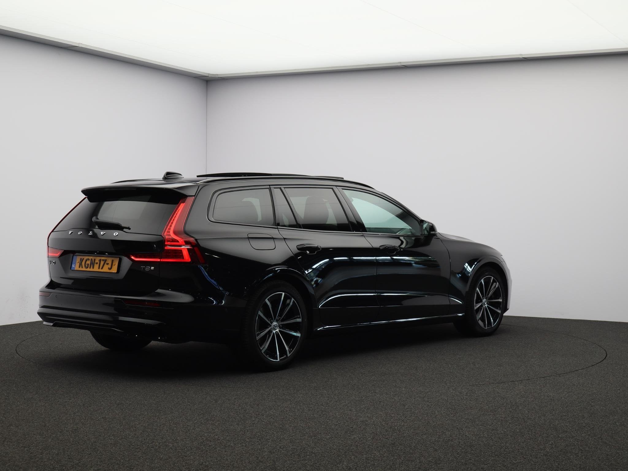 Volvo V60 2.0 T8 Plug-in hybrid AWD Plus Dark Trekhaak / Sto, Auto's, Automaat, Gebruikt, 4 cilinders, 180 min