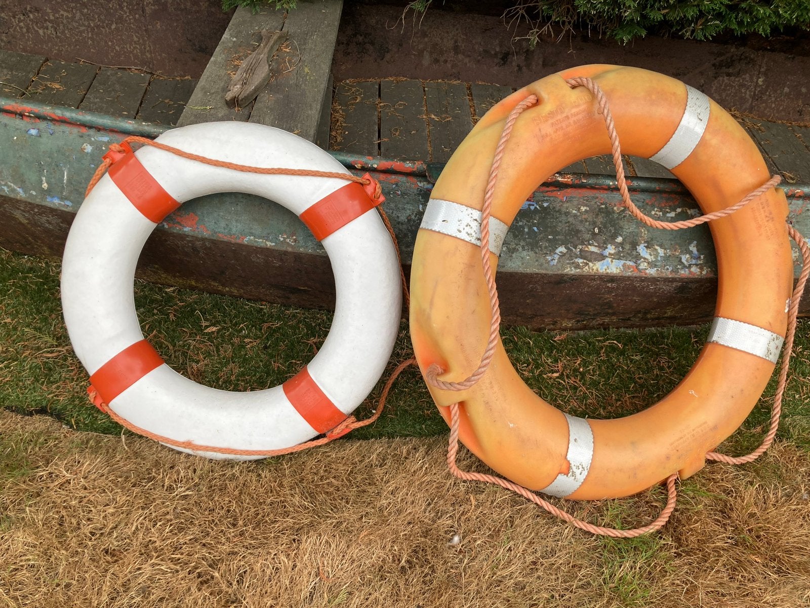 2 reddingsbanden: Oranje (75cm) en Wit (60cm, beschadigd), Ophalen, Gebruikt, Overige typen