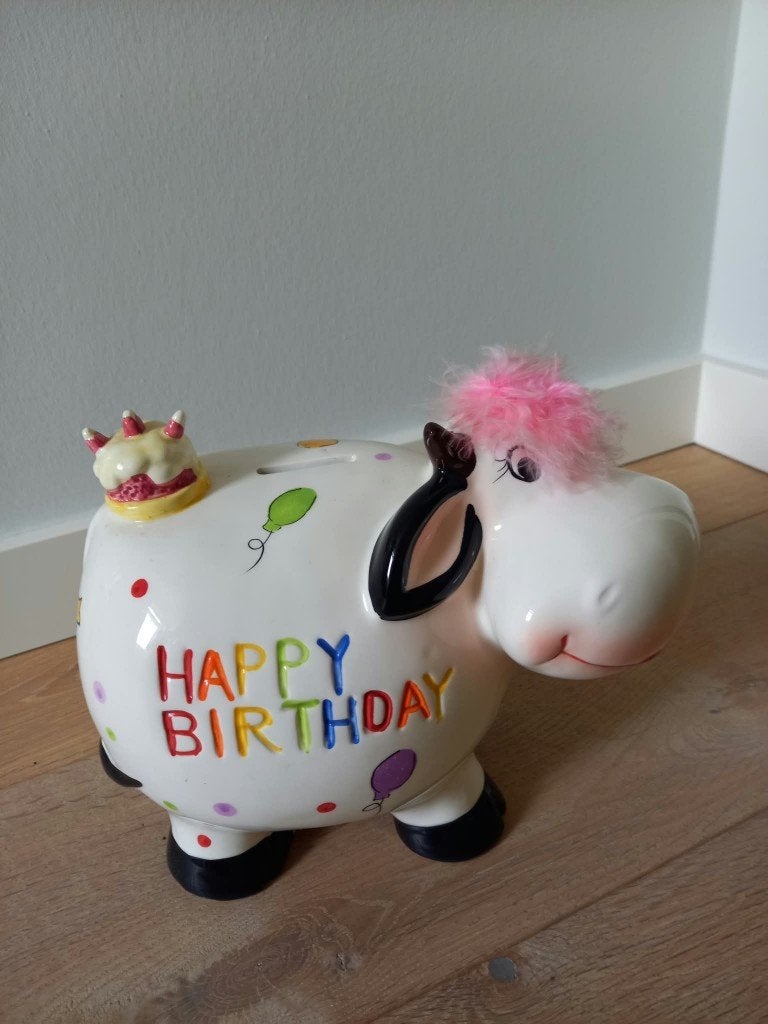 Keramieken spaarpot koe met happy birthday tekst - nieuw, Ophalen of Verzenden, Nieuw, Steen, Aardewerk of Keramiek, Dier