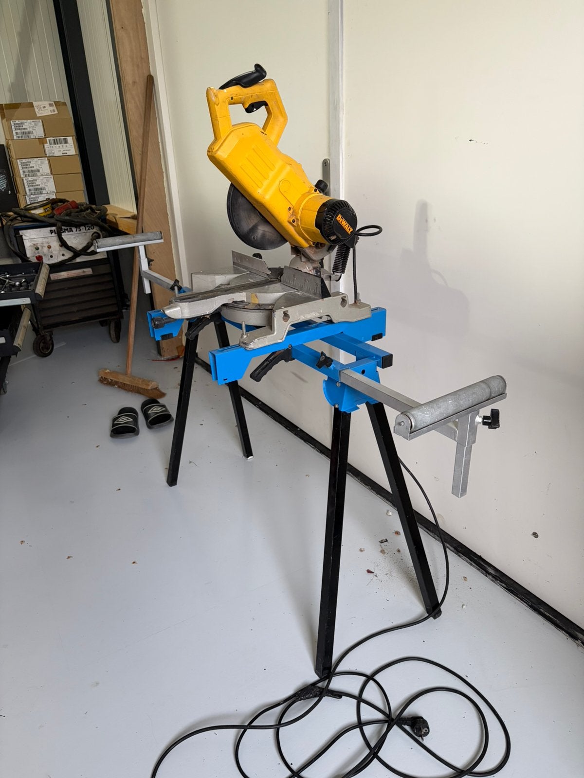 DeWALT DW770 radiaal afkortzaag met onderstel., Ophalen, 1200 watt of meer, Afkortzaag, 70 mm of meer