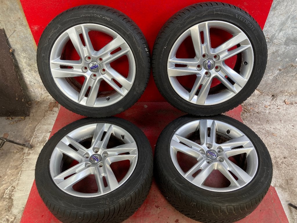 Winterbanden Volvo V60 S60 V70 235/45R17 Vredestein, Auto-onderdelen, Gebruikt, ., Banden en Velgen, 17 inch