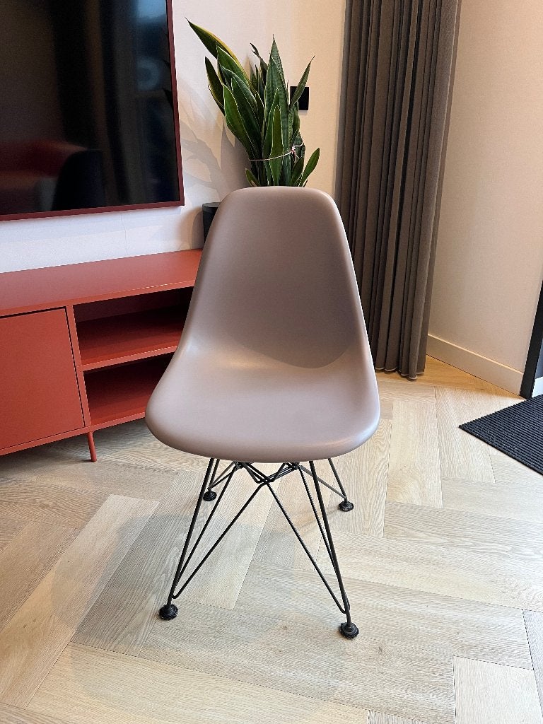 Vitra Eames DSR Stoel - Zwart eiffel Onderstel, Mauve Grey, Kunststof, Overige kleuren, Ophalen of Verzenden, Zo goed als nieuw