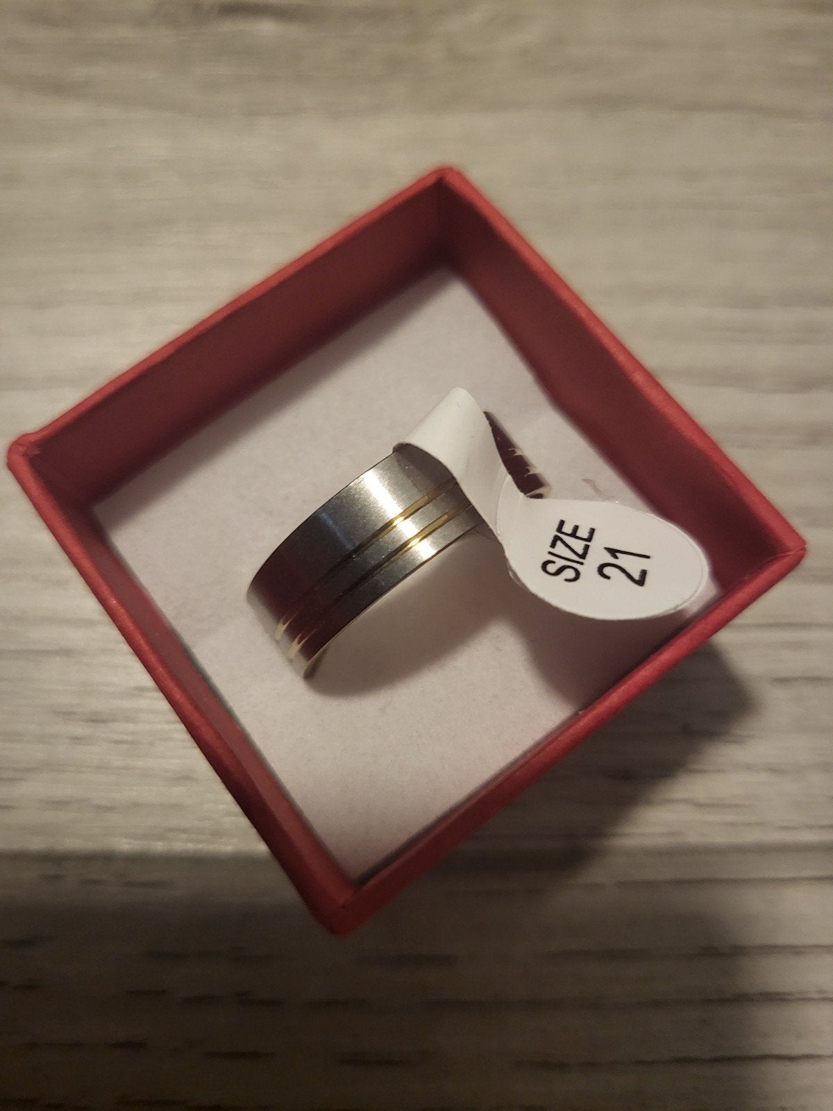 Nieuwe ring, maat 21, zilverkleurig met gouden accenten, 20 of groter, IJzer of Staal, Nieuw, Ophalen of Verzenden