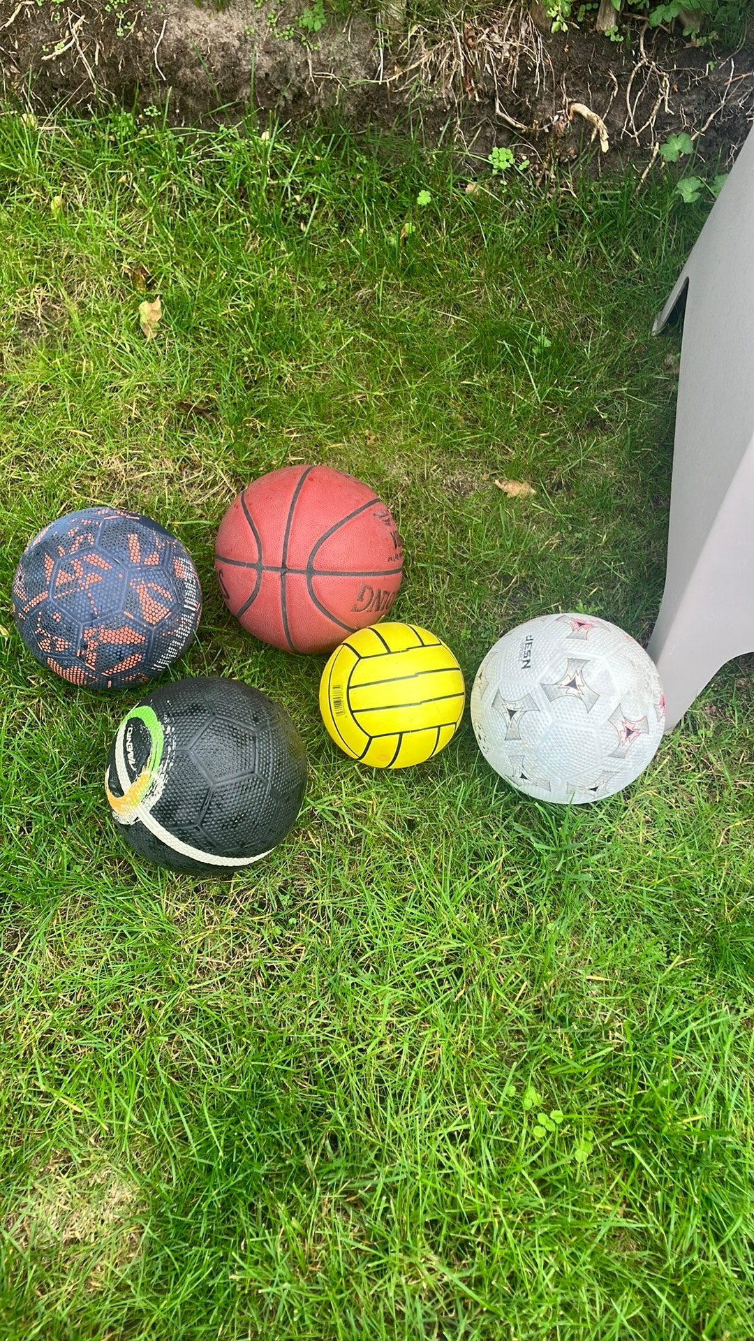 3 voetballen 1 basketbal en 1 volley bal, Ophalen, Zo goed als nieuw