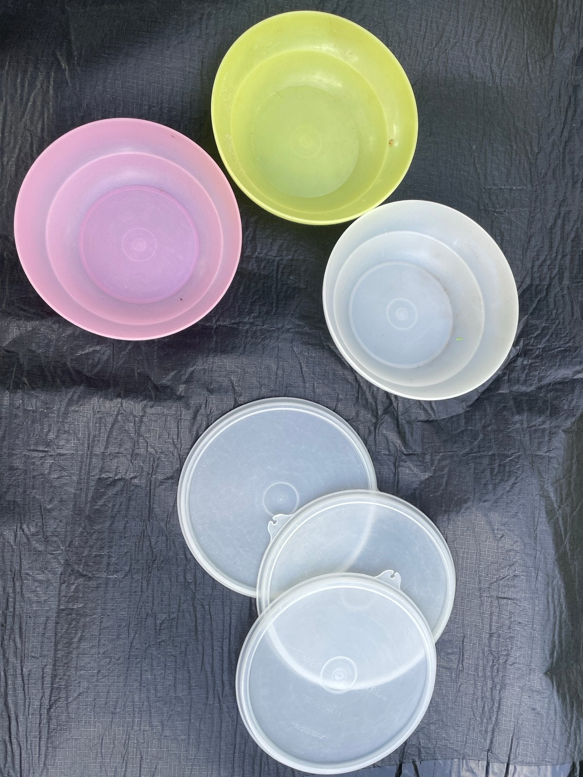 Tupperware schalen set met deksels - diverse kleuren, Gebruikt, Overige kleuren, Schaal, Ophalen of Verzenden