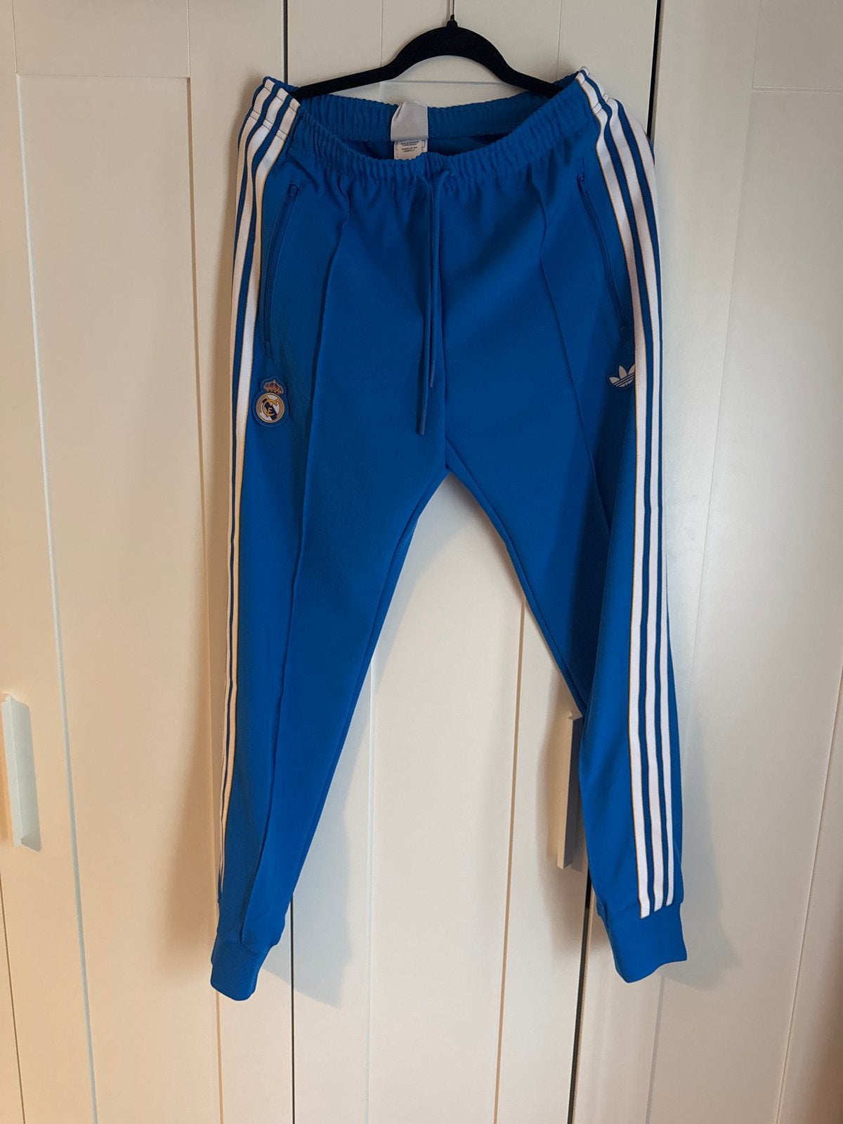 Adidas Real Madrid Trainingsbroek Blauw - Nieuw met kaartjes, Ophalen of Verzenden, Nieuw, Blauw, W33 - W34 (confectie 48/50)