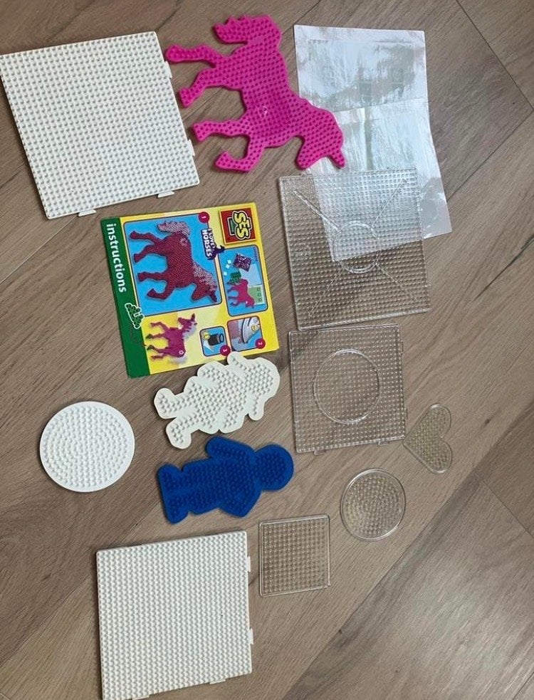 Strijkkralen 11 grondplaten en opbergdoos, Kinderen en Baby's, Speelgoed | Bouwstenen, Ophalen, Gebruikt, Overige merken