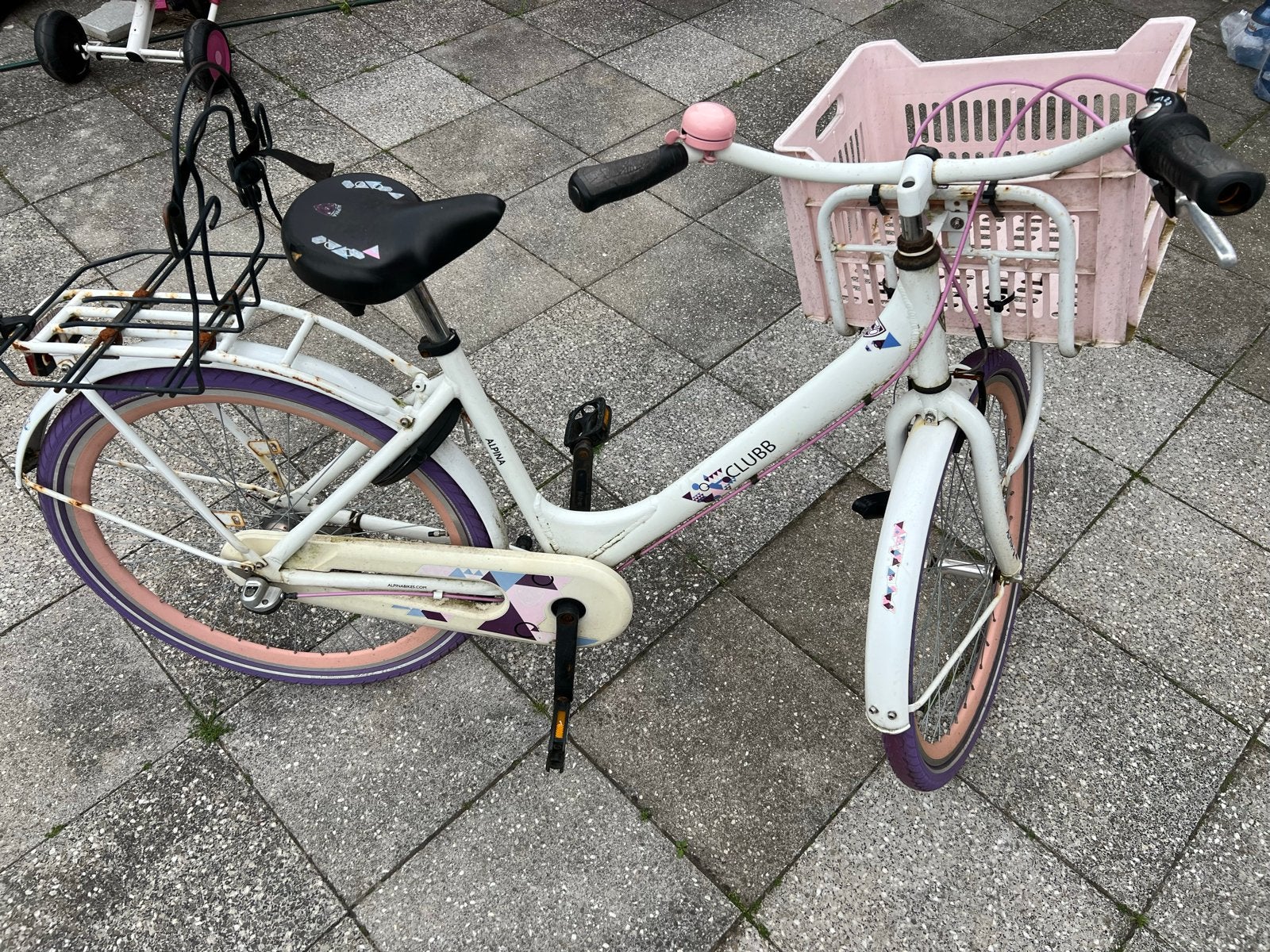 Mooie witte fiets met roze accenten - heeft onderhoud nodig, Gebruikt, Velgrem, Handrem, Ophalen