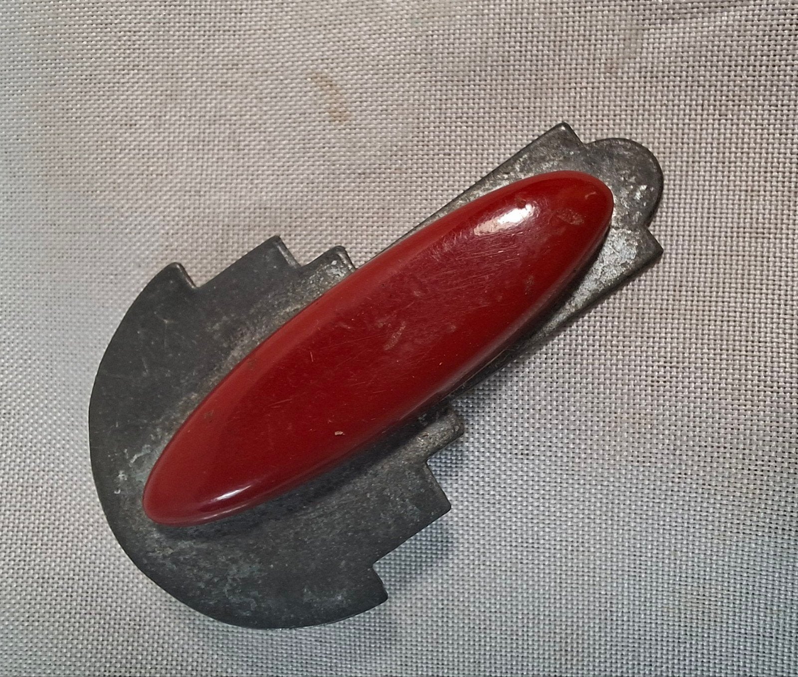 Art Deco kledingclip met rode bakeliet, Verzenden, Overige materialen, Ketting