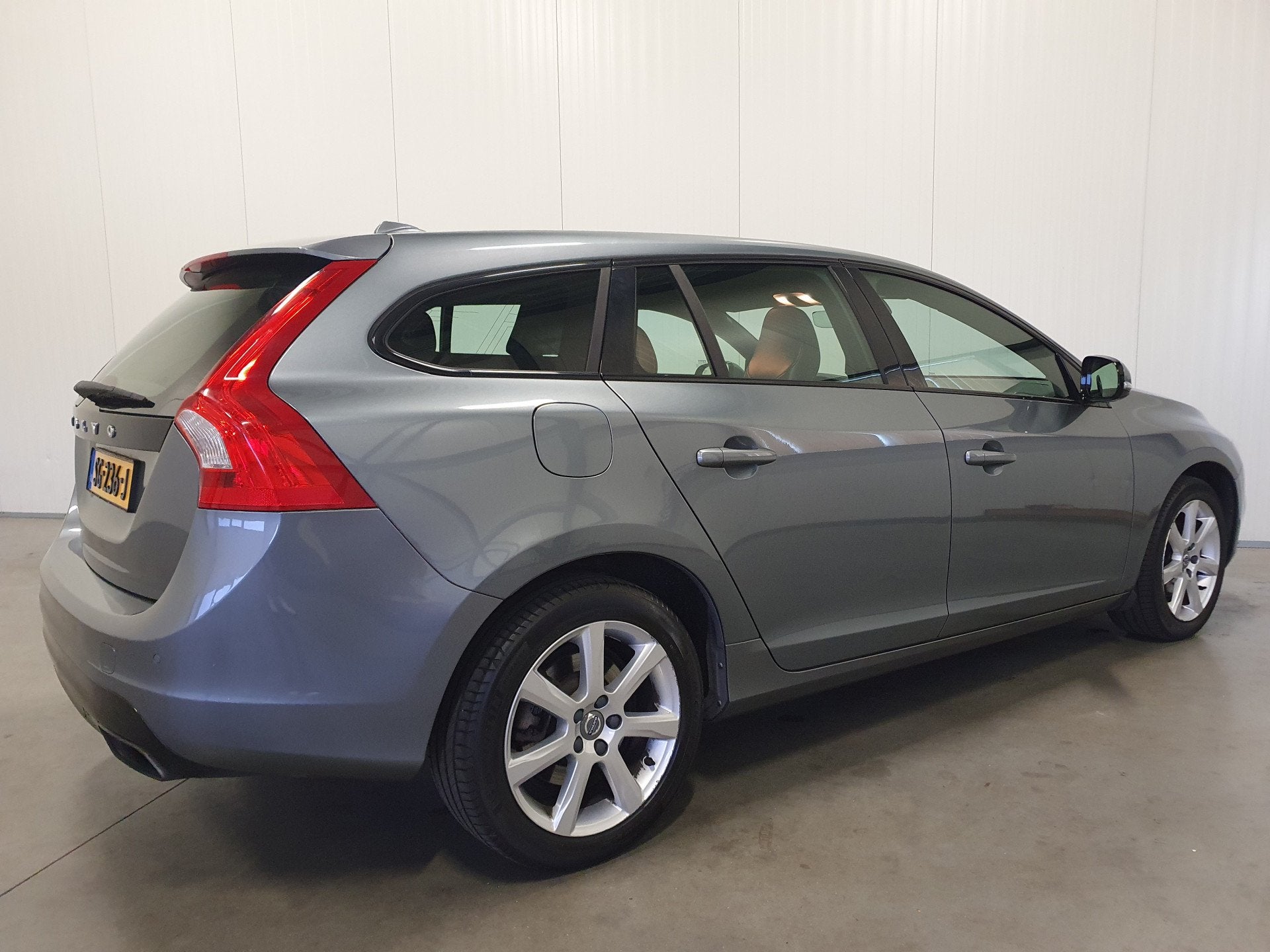 Volvo V60 2.0 T4 Polar+ NAVI/PDC/LEDER/CRUISE/CLIMA/LMV, Automatische klimaatregeling, Gebruikt, Euro 6, 1969 cc