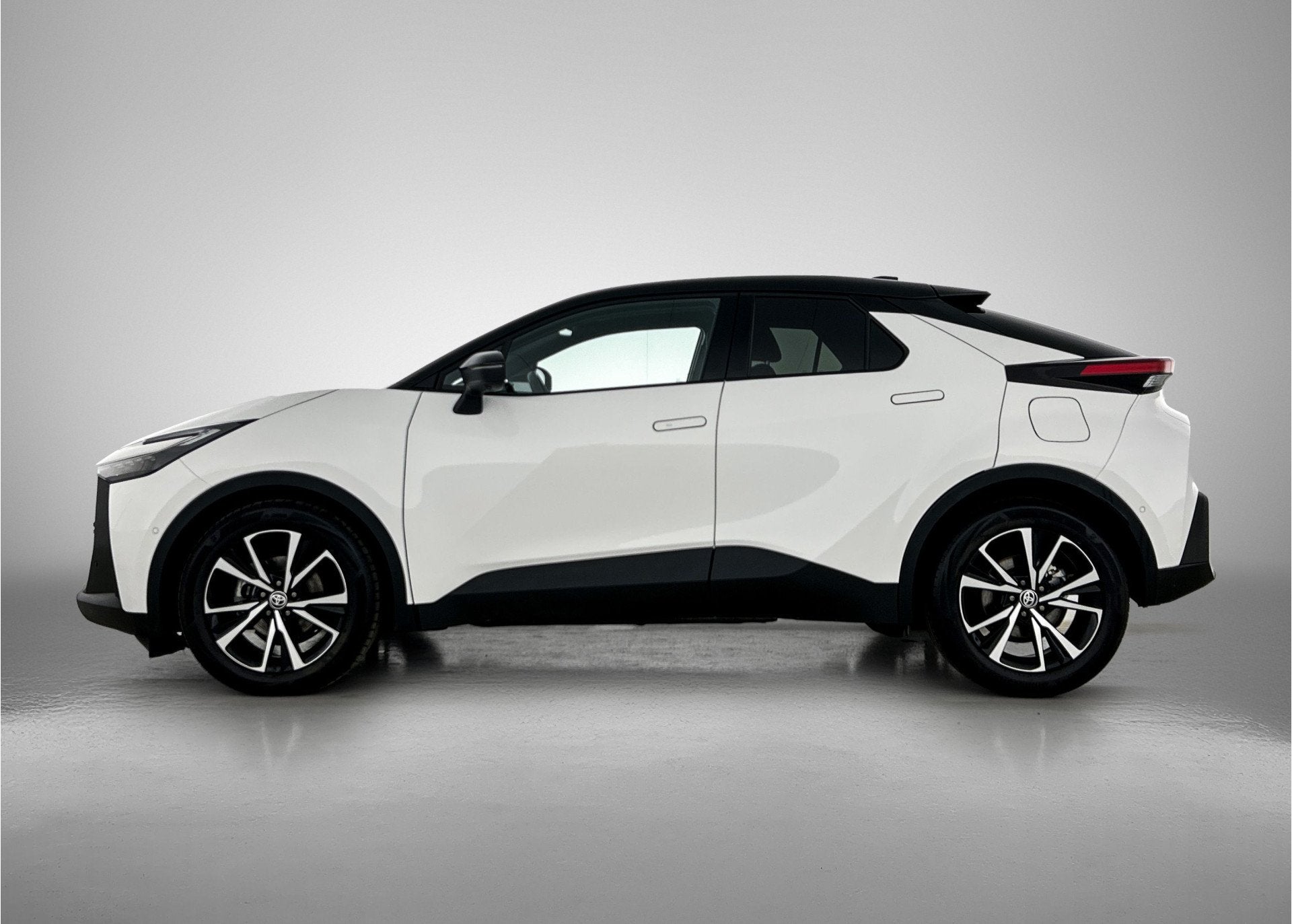 Toyota C-HR 1.8 Hybrid 140 First Edition Bi-Tone | NIEUW GEL, Stof, 725 kg, 4 cilinders, Origineel Nederlands