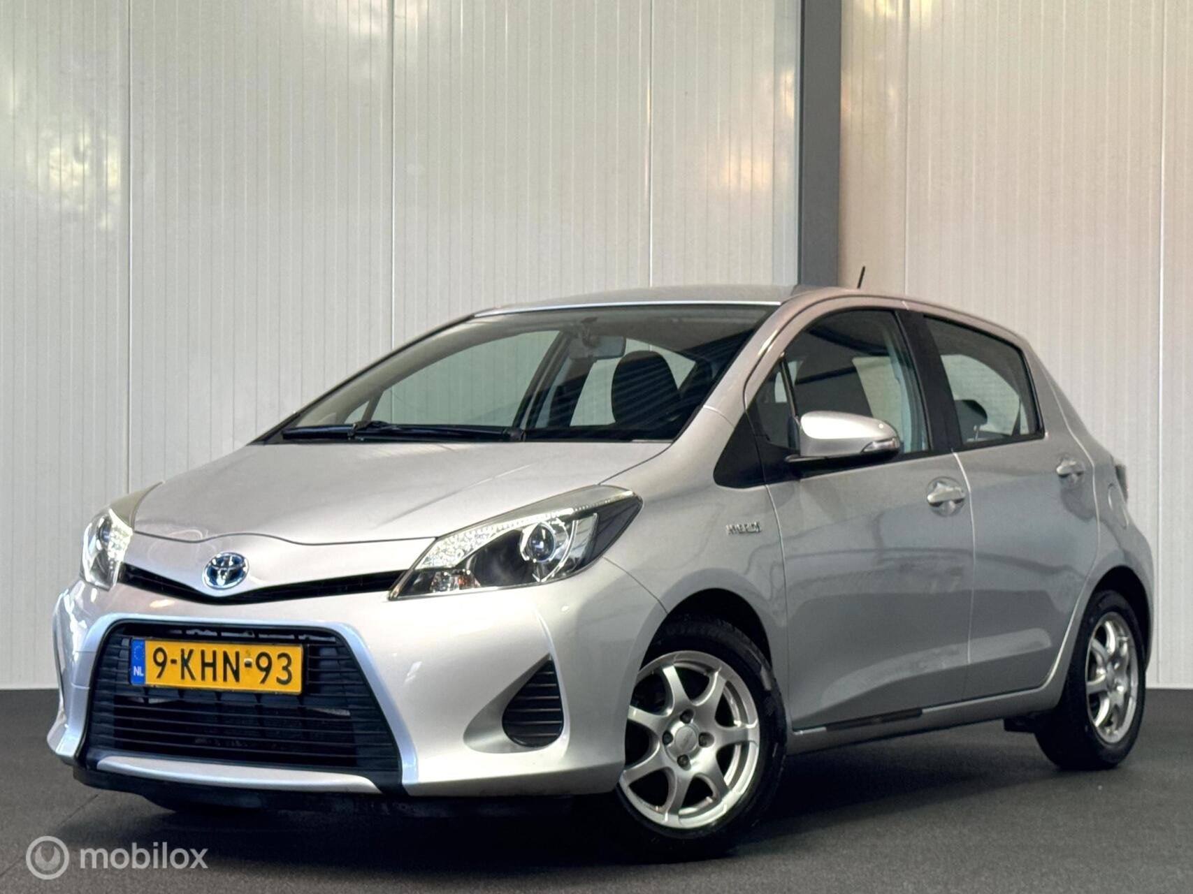 Toyota Yaris 1.5 Full Hybrid [ NAP aanpassing handbediening, Auto's, Toyota, Euro 5, Zwart, 4 cilinders, 49 €/maand