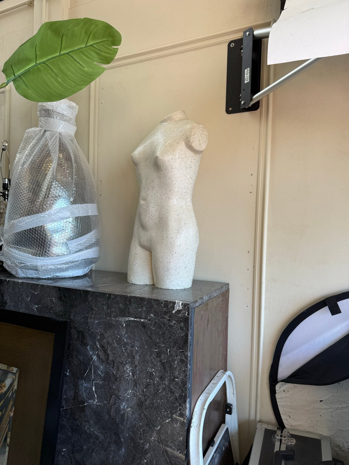 Groot Terrazzo beeld vrouwelijk torso 70 cm Wolterinck stijl, Steen of Keramiek, Beeld, Beige, Gemerkt