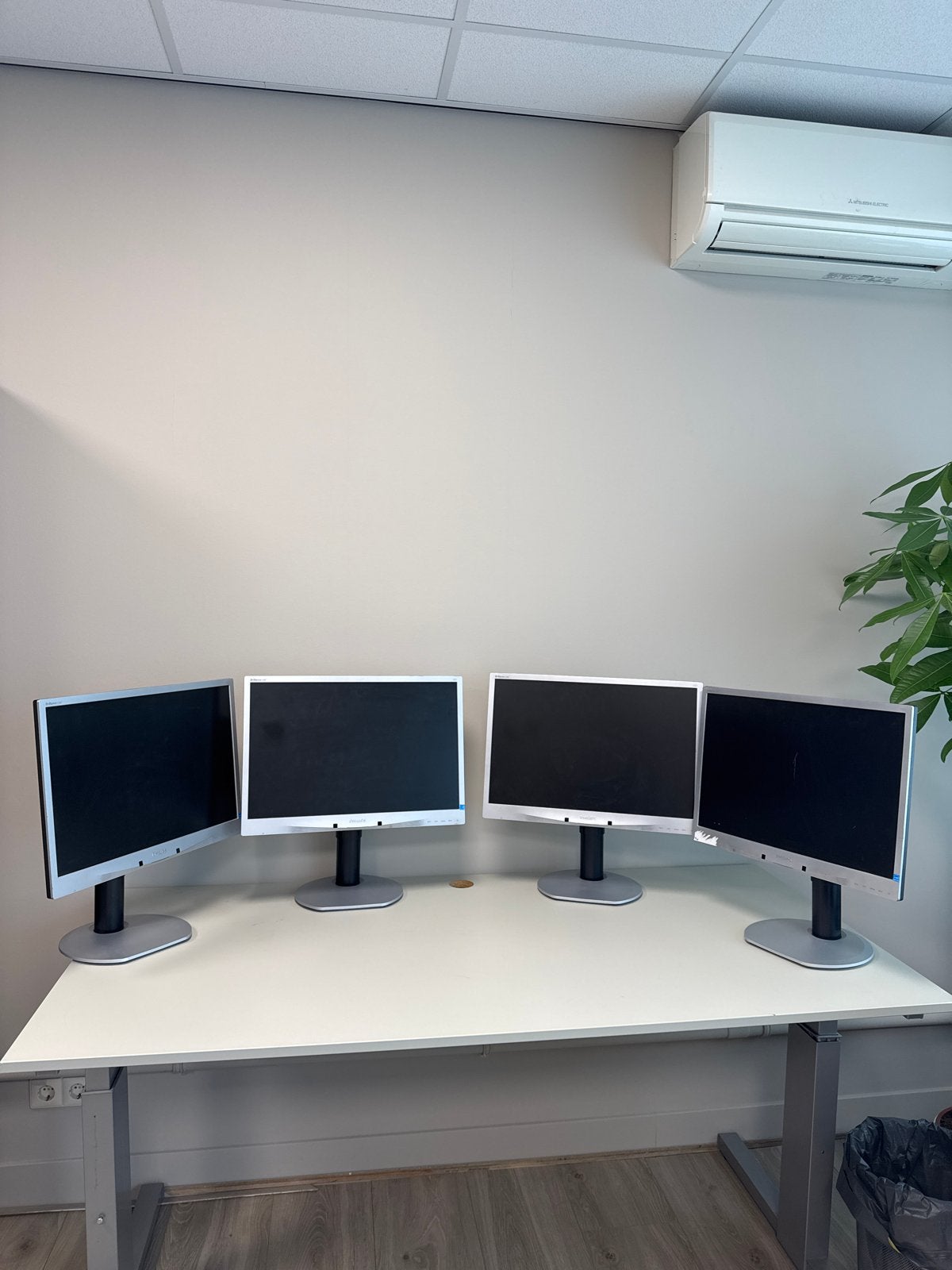 4x Philips Brilliance 220B4L 22 inch monitoren, Gebruikt, In hoogte verstelbaar, Ophalen of Verzenden, Overige resoluties
