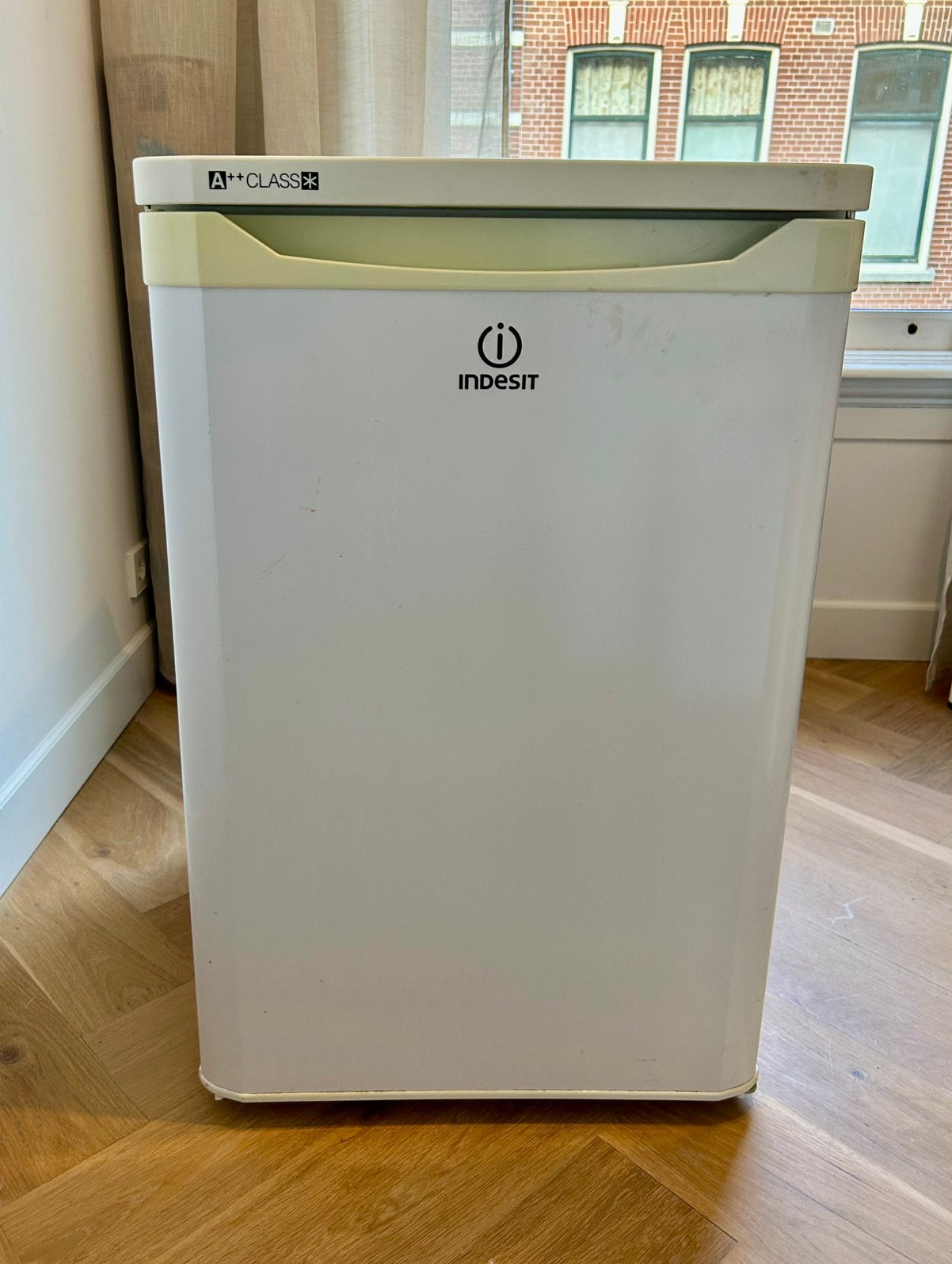 Indesit koelkast tafelmodel met vriesvak, Witgoed en Apparatuur, Gebruikt, 100 tot 150 liter, Energieklasse A of zuiniger, 45 tot 60 cm