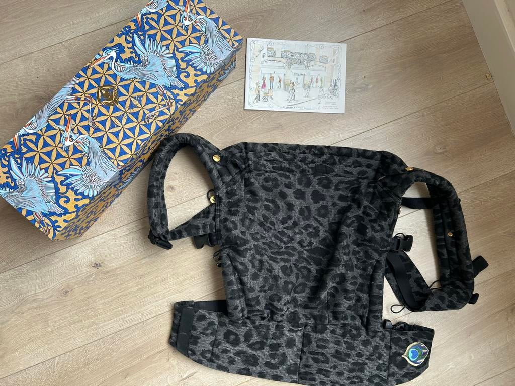 Artipoppe leopard grey goede staat!, Buik of Rug, Zo goed als nieuw, Draagzak, Ophalen