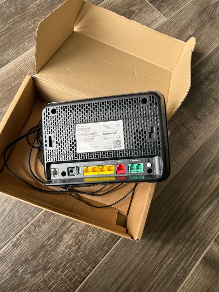 KPN Box 12 modem/router - Zo goed als nieuw, Computers en Software, Routers en Modems, Zo goed als nieuw, Router met modem, Ophalen of Verzenden