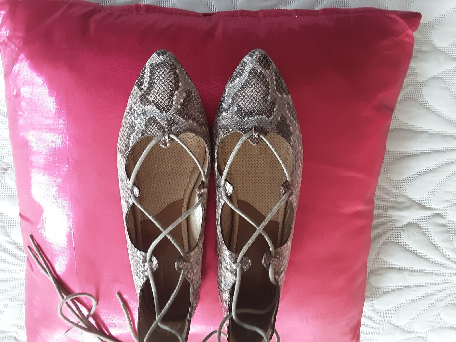 Zeer aparte ballerina's met bandjes, Kleding | Dames, Schoenen, Ophalen of Verzenden, Zo goed als nieuw
