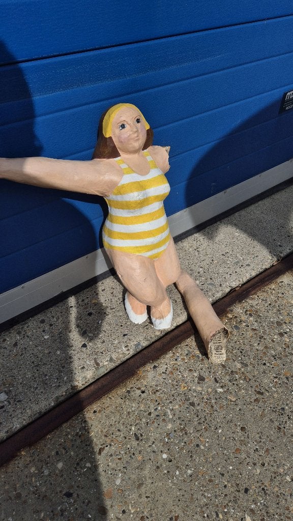 Brocante beeld, pop papier mache, vrouw in badkleding. S47, Ophalen of Verzenden