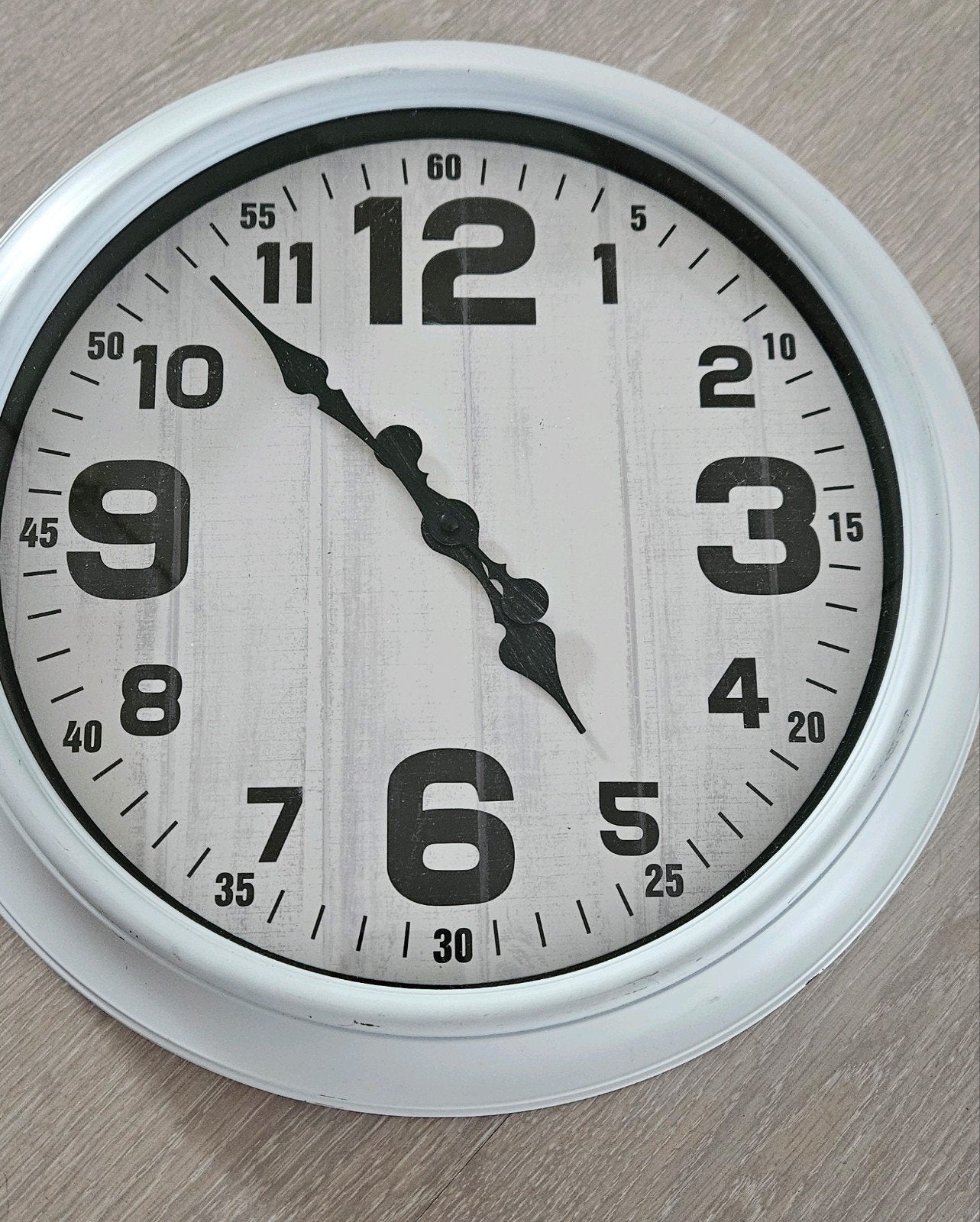 Witte wandklok met analoge weergave, Ophalen, Zo goed als nieuw, Wit, Wandklok