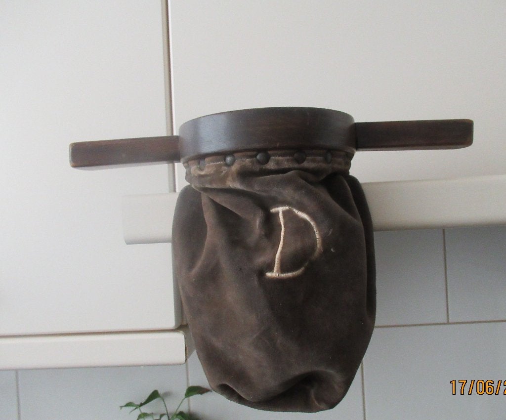 OUDE FLUWELEN COLLECTEZAK MET GEBORDUURDE LETTER D+STOKKEN, Ophalen of Verzenden