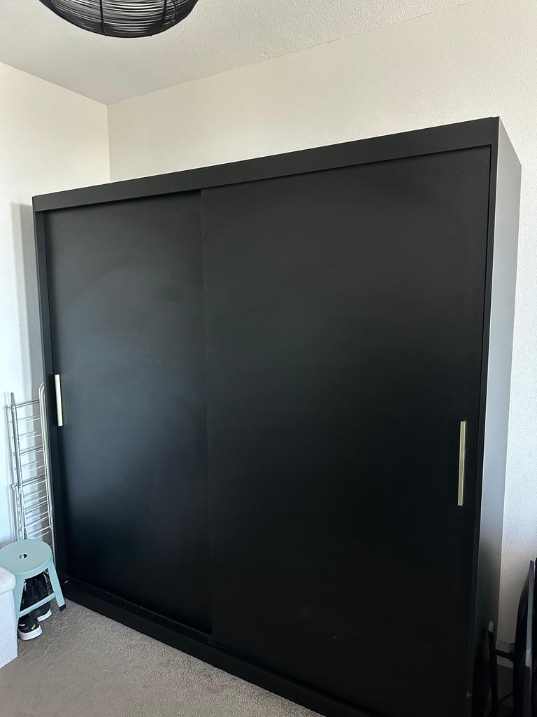 Zwarte kledingkast met schuifdeuren, Ophalen, Zo goed als nieuw, 50 tot 75 cm, 200 cm of meer