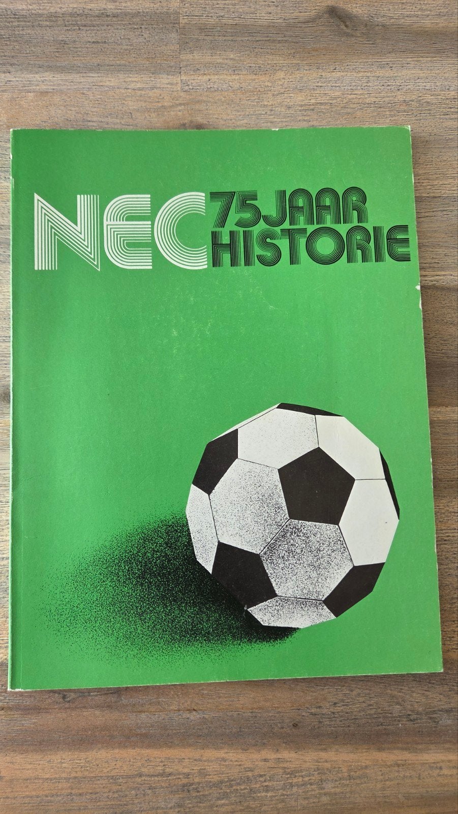 NEC Nijmegen 75 Jaar Historie - Jubileumboek 1975 A4, Ophalen of Verzenden, Gelezen, Balsport