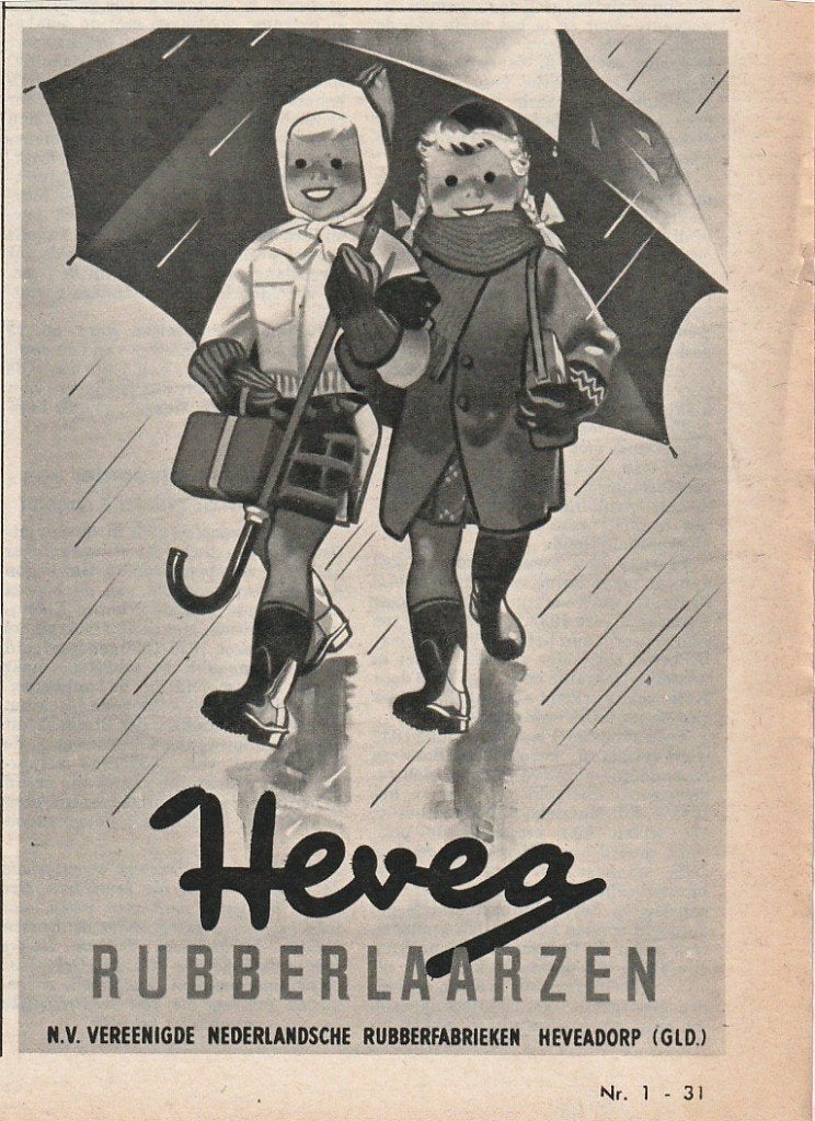 Retro reclame 1960 Hevea rubberlaarzen onder moeders paraplu, Verzamelen, Verzenden, Overige typen