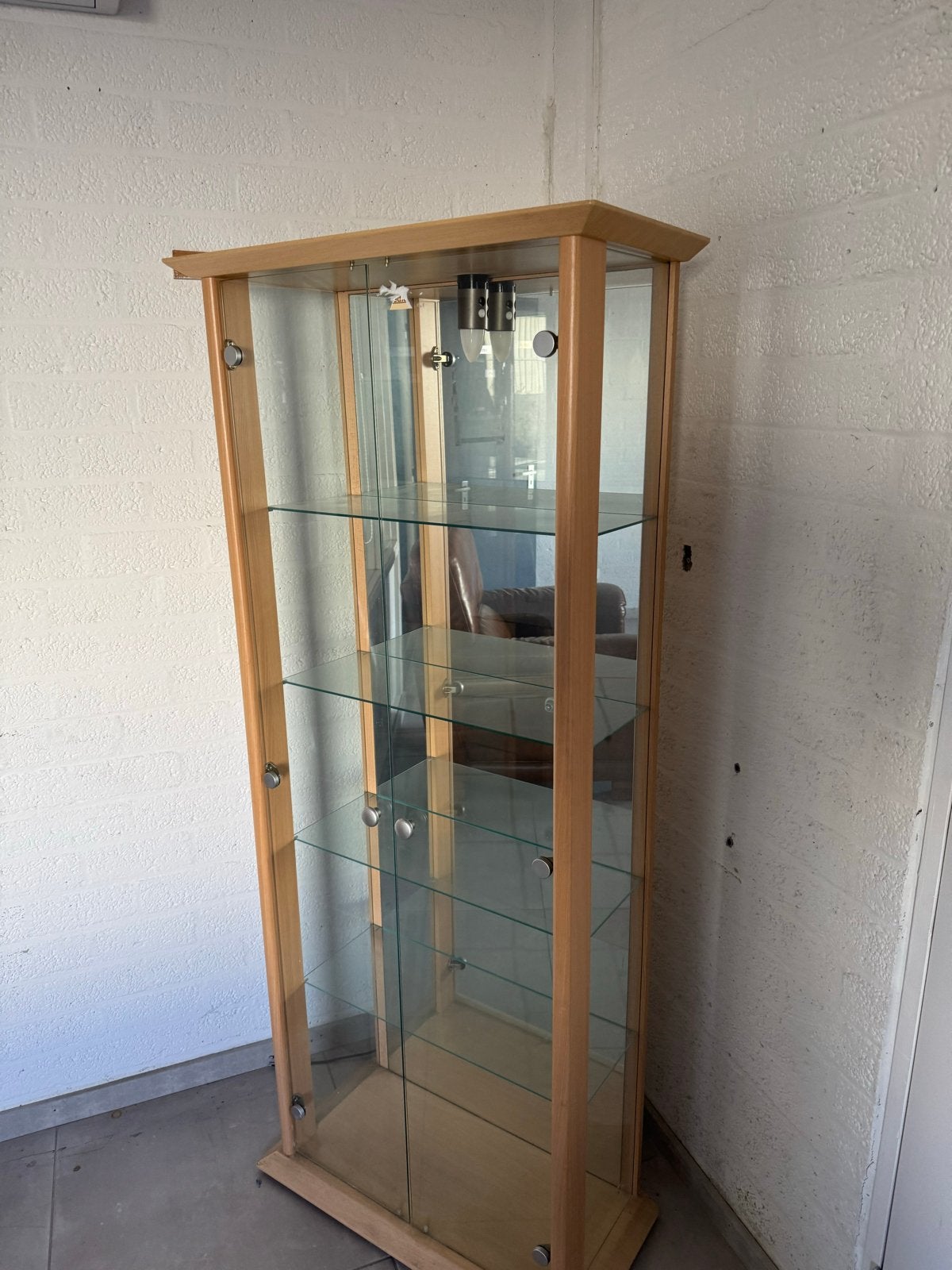 Glazen vitrinekast met houten frame en verlichting, Gebruikt, Glas, 150 tot 200 cm, 25 tot 50 cm