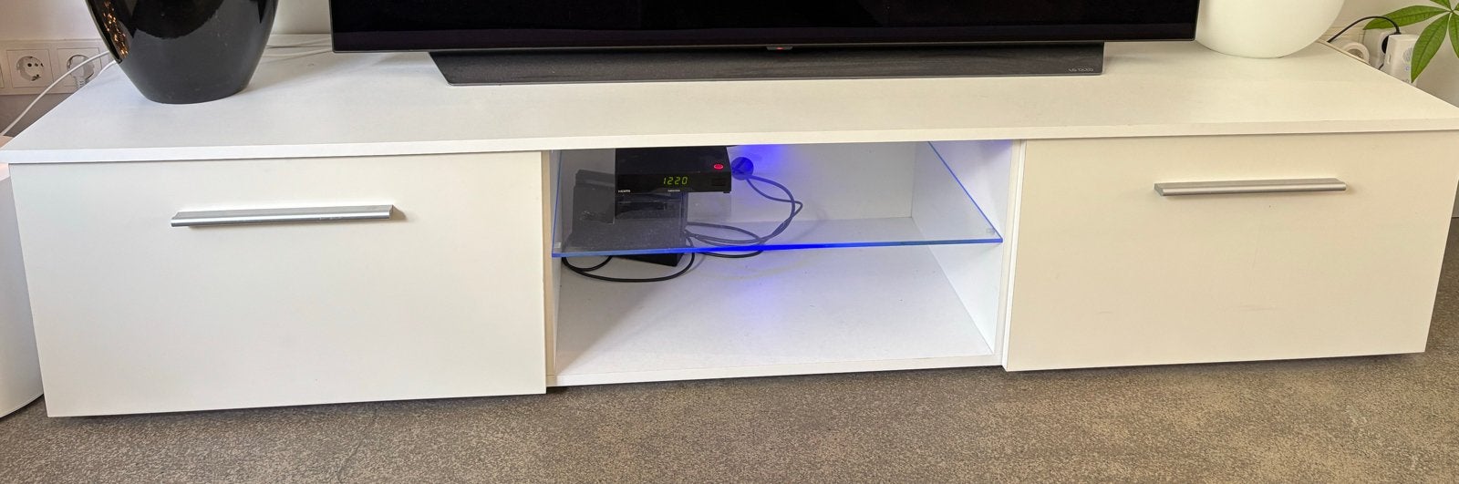 Modern tv meubel met blauwe ledverlichting - 180cm breed, Huis en Inrichting, Ophalen, Gebruikt, 150 tot 200 cm, Minder dan 100 cm
