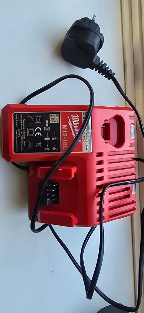Milwaukee oplader m12-18c, Ophalen, Zo goed als nieuw