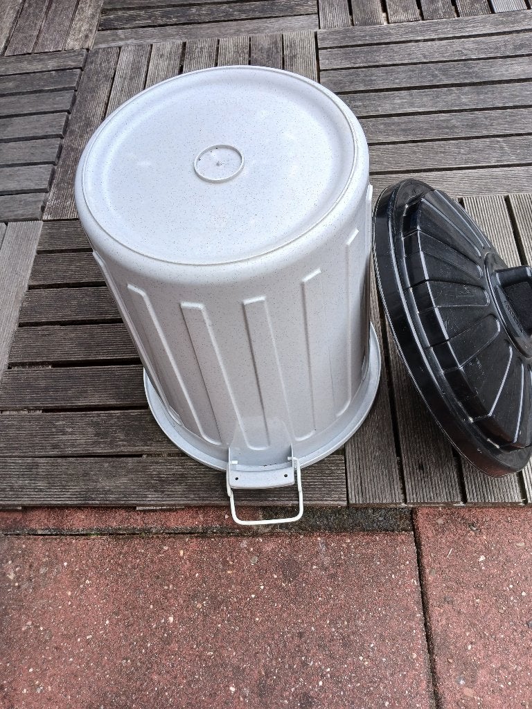 Te koop van merk Curver licht grijze ton met zwarte deksel., 40 liter of meer, Ophalen, Gebruikt, Kunststof