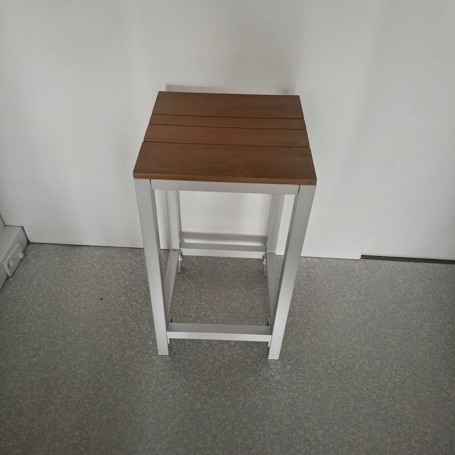 4x Hoge kruk / bijzettafel met houten blad en metalen frame, Ophalen, Gebruikt, Hout