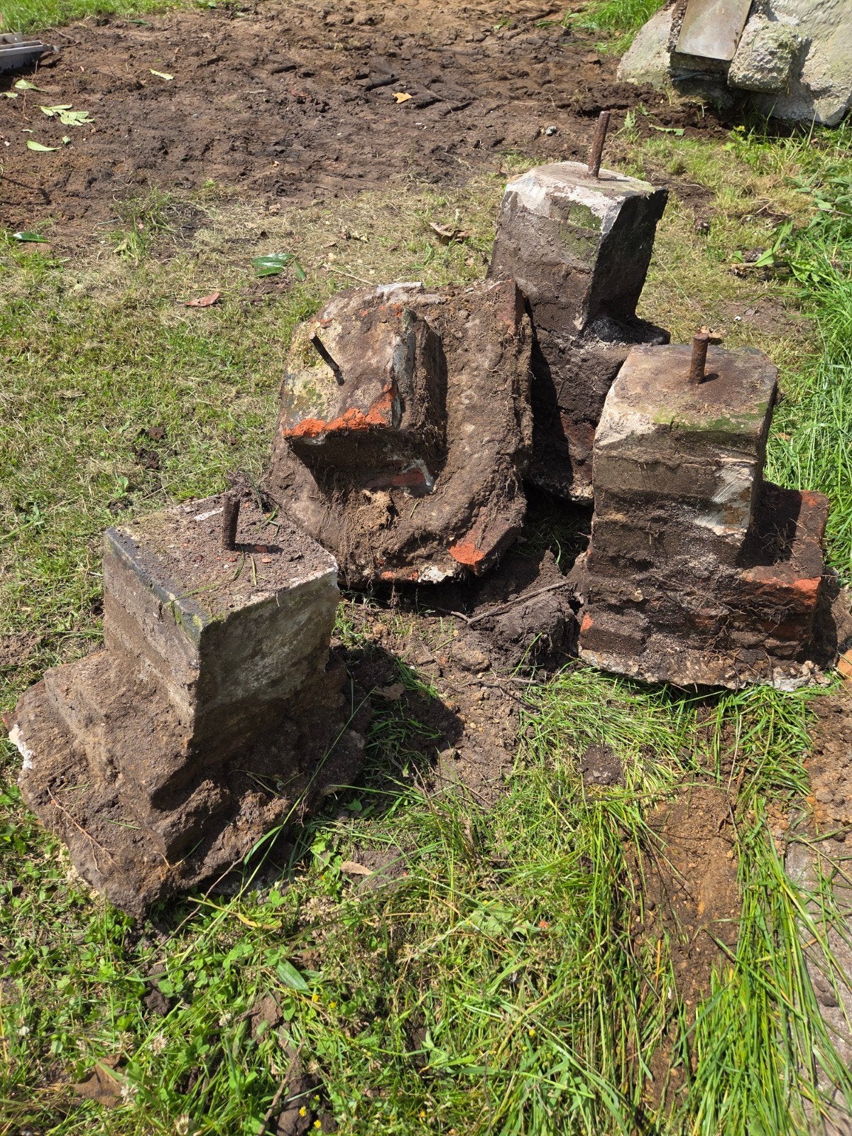 Oude betonnen blokken met ijzeren pinnen, Ophalen, Gebruikt