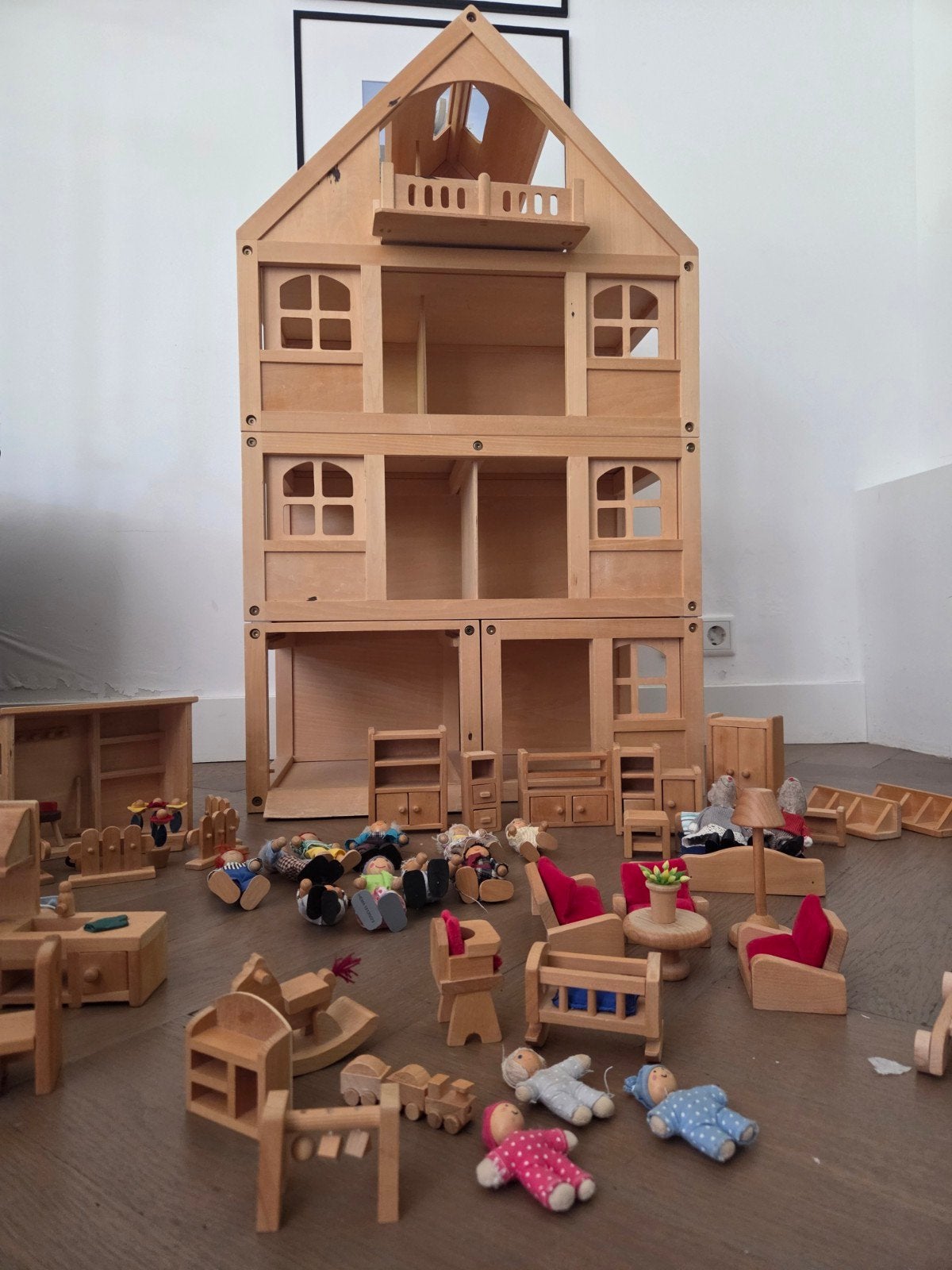 Groot houten poppenhuis met veel meubels en poppen, Ophalen, Gebruikt, Poppenhuis