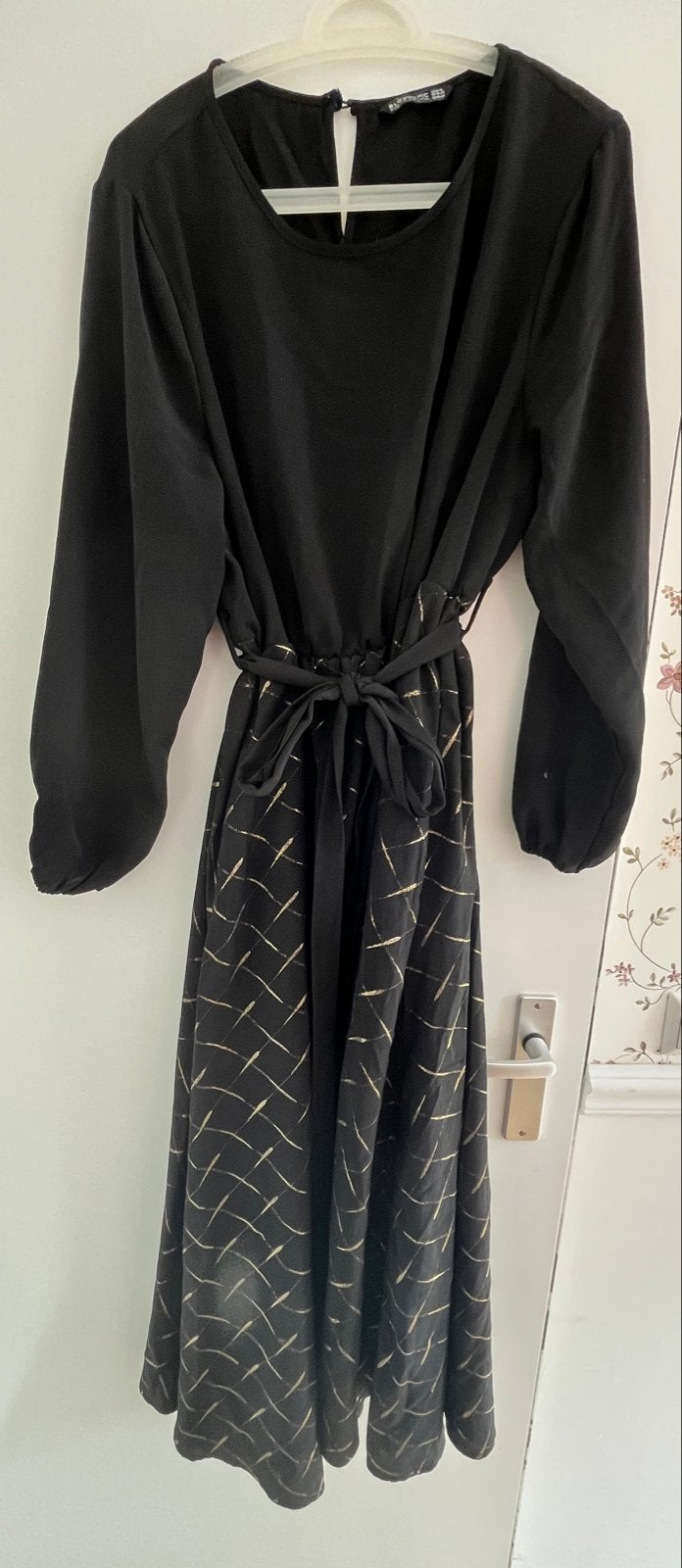 Zwarte jurk met gouden print en strikceintuur, Kleding | Dames, Zwart, Maat 46/48 (XL) of groter, Ophalen of Verzenden, Zo goed als nieuw
