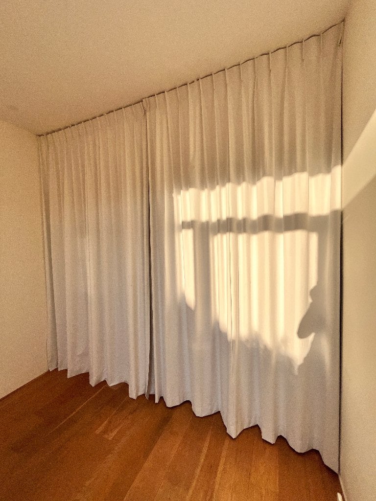 Elektrisch blinderend gordijn met afstandsbediening, Huis en Inrichting, Stoffering | Gordijnen en Lamellen, Ophalen, Gebruikt