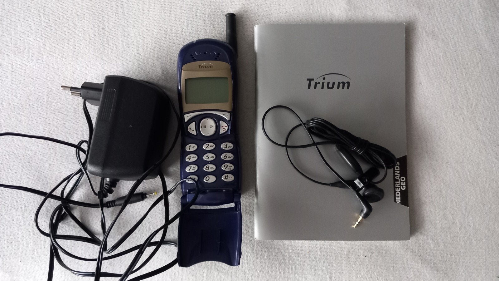Trium mobiele telefoon  by Mitsubishi Electric., Ophalen