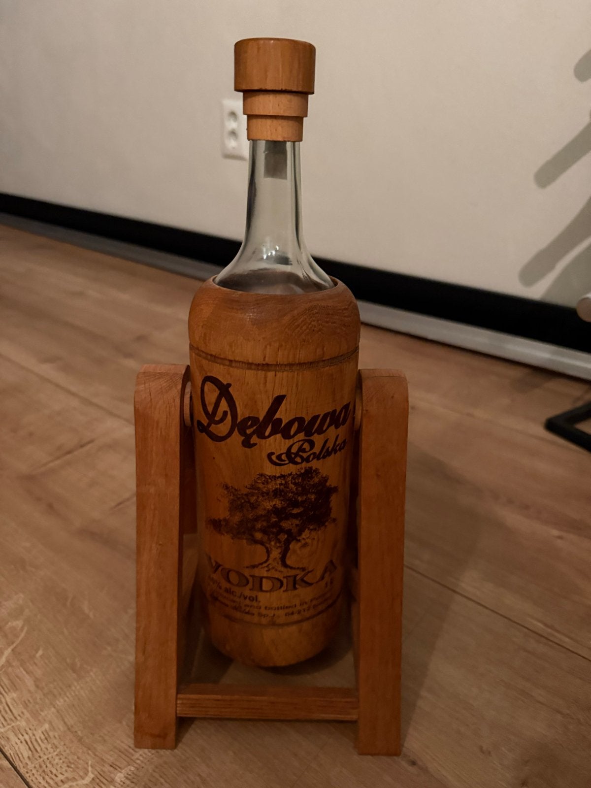 Debowa Polska Wodka in houten kistje, Ophalen