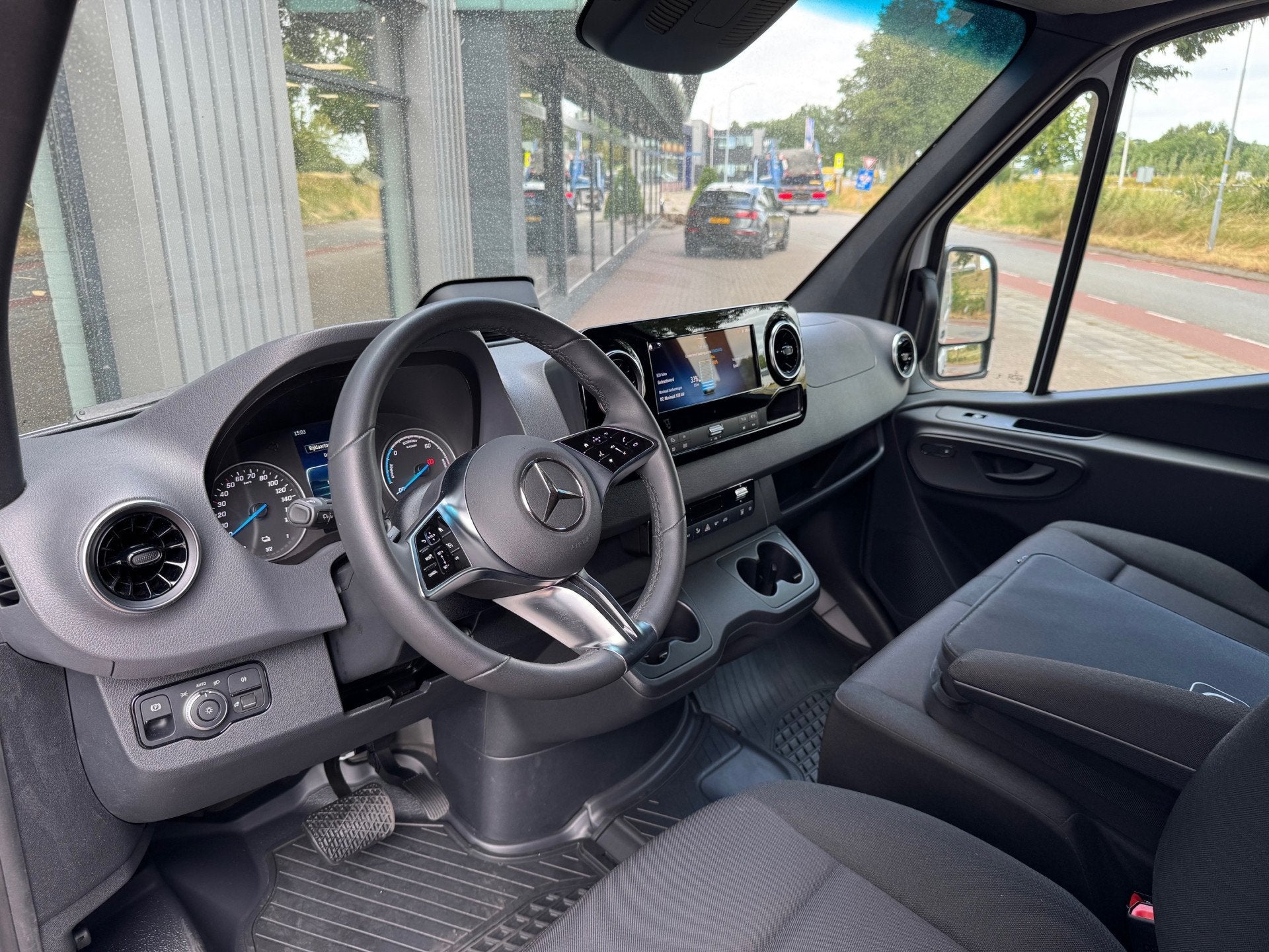 Mercedes-Benz eSprinter 320 L2 Pro 81kWh 313km LED Winterpak, Automaat, 12 maanden, Gebruikt, Zwart