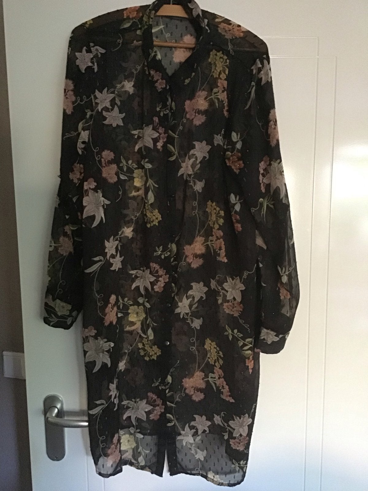 Lange transparante blouse met bloemenprint - Maat L, Ophalen of Verzenden, Zo goed als nieuw, Maat 42/44 (L), Meerkleurig