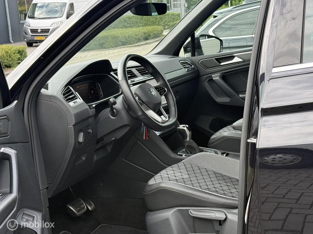 Volkswagen Tiguan 1.4 TSI eHybrid R-Line Trekhaak|HUD|ACC, Auto's, Volkswagen, 1716 kg, 4 cilinders, Zwart, Hybride Elektrisch/Benzine