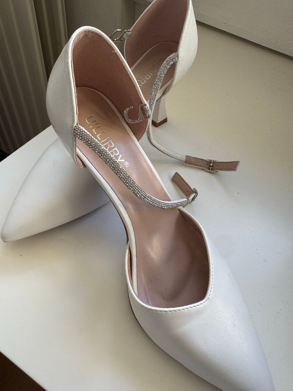 Witte pumps met strass bandje - Maat 39, Ophalen of Verzenden, Zo goed als nieuw, Wit, Pumps