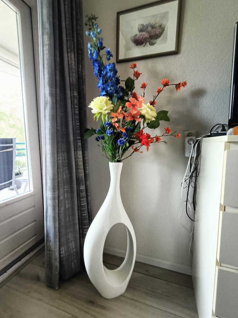 Trombone vaas wit met zijden bloemen, Huis en Inrichting, Woonaccessoires | Vazen, Ophalen, Overige materialen, Wit, Zo goed als nieuw