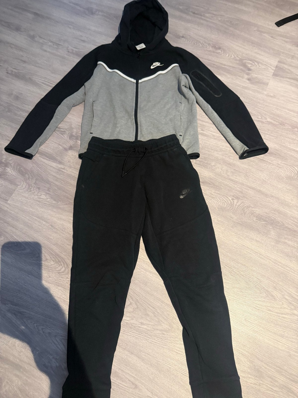 Nike Tech Fleece Trainingspak Zwart/Grijs Maat M (137-147cm), Ophalen of Verzenden, Zo goed als nieuw, Jongen