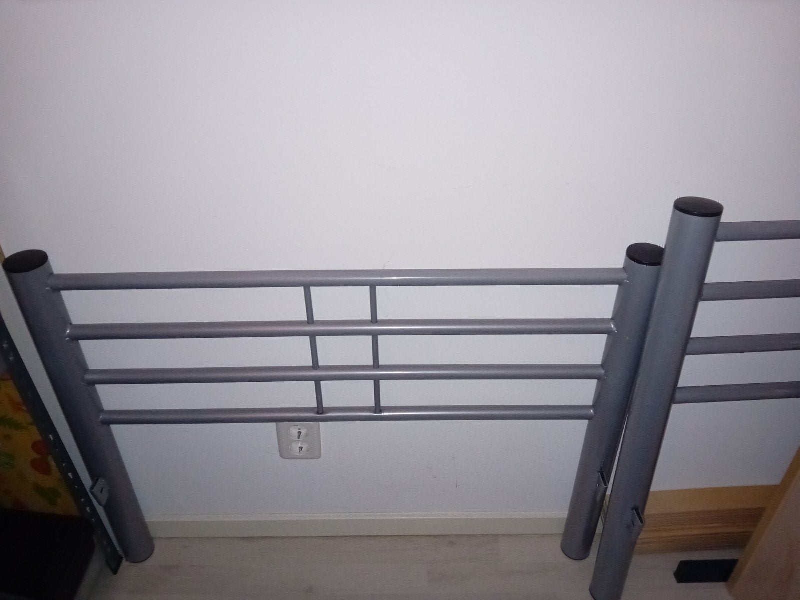 grijs eenpersoons bed met spijlen., Ophalen, Gebruikt, Eenpersoons, 90 cm