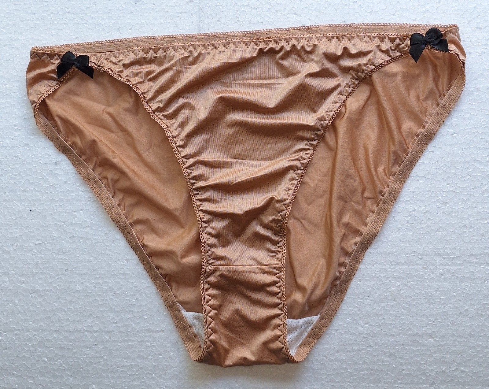 Nieuwe camel-kleurige satijnen slip maat L, Kleding | Dames, Ondergoed en Lingerie, Verzenden, Bruin, Slip