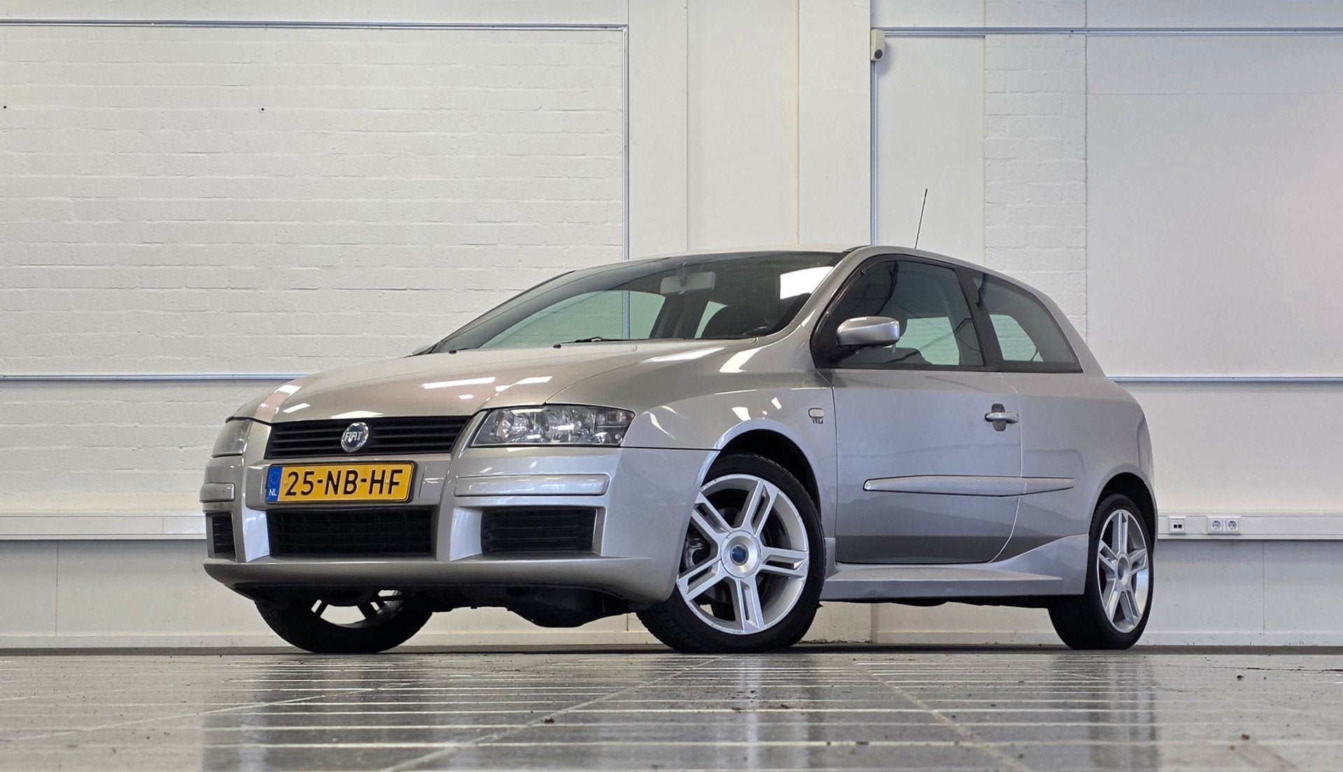 Fiat Stilo 2.4i 20V Abarth 170pk 17" LM Nieuwe APK Garantie, Auto's, Voorwielaandrijving, Stof, Gebruikt, Zwart