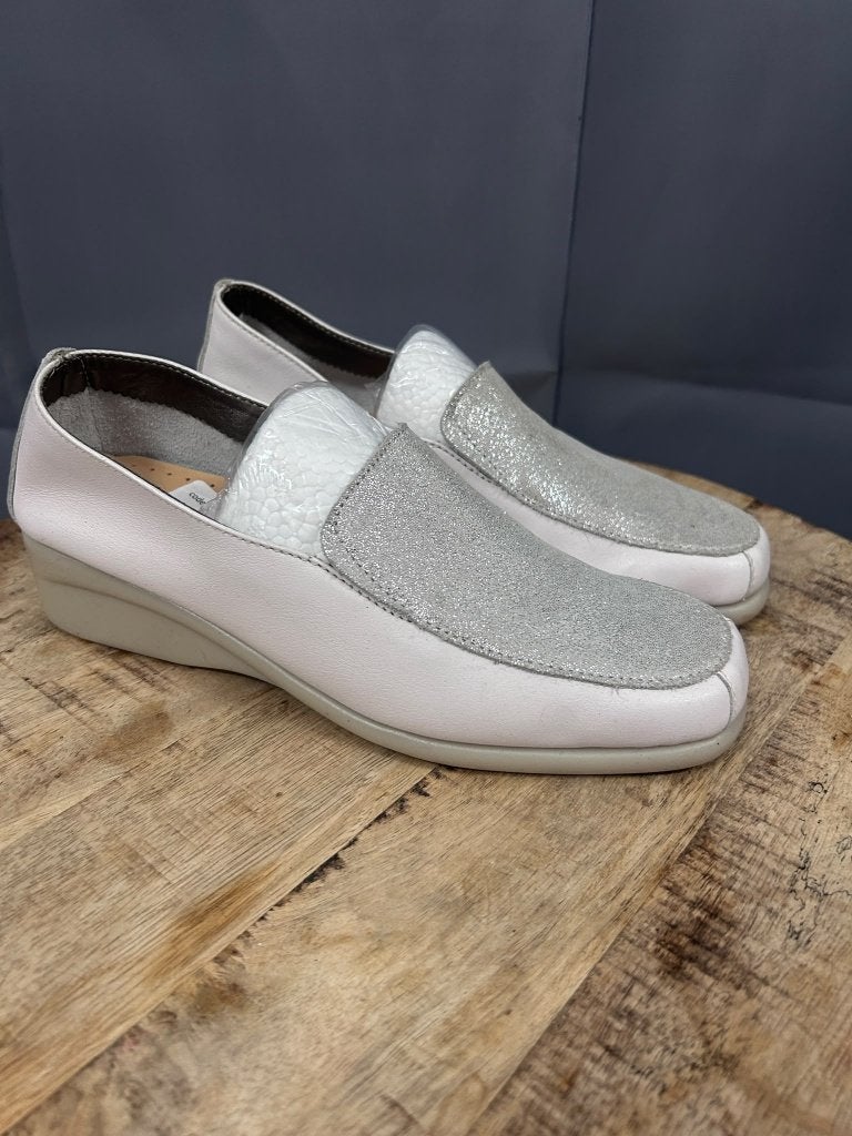 Pupillo dames instappers wit zilver maat 37 nieuw, Kleding | Dames, Nieuw, Ophalen of Verzenden, Pupillo, Wit
