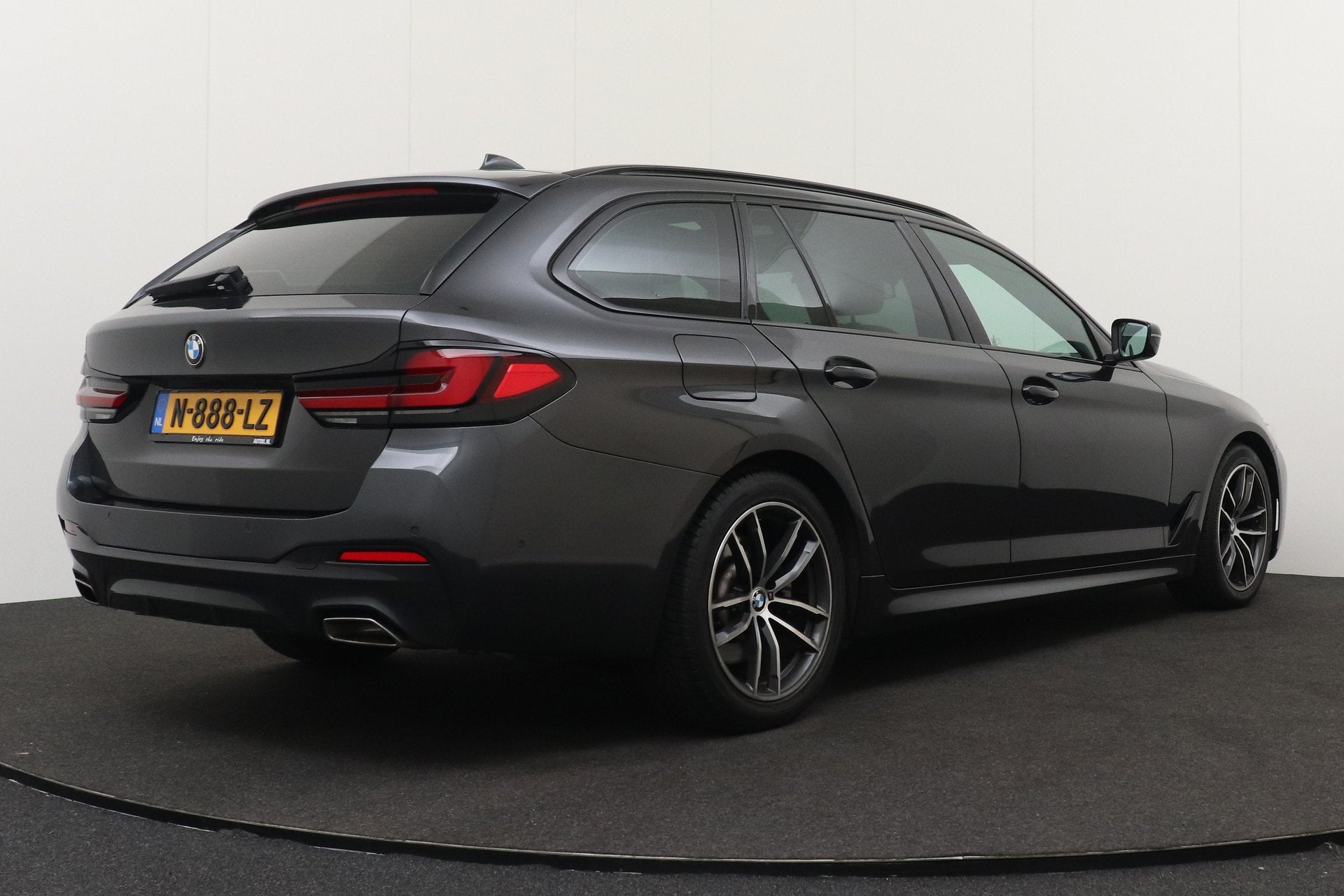 BMW 5 Serie Touring 530i 252 PK M-Sport Shadow-Line Pano-dak, Automaat, 1998 cc, Achterwielaandrijving, Gebruikt